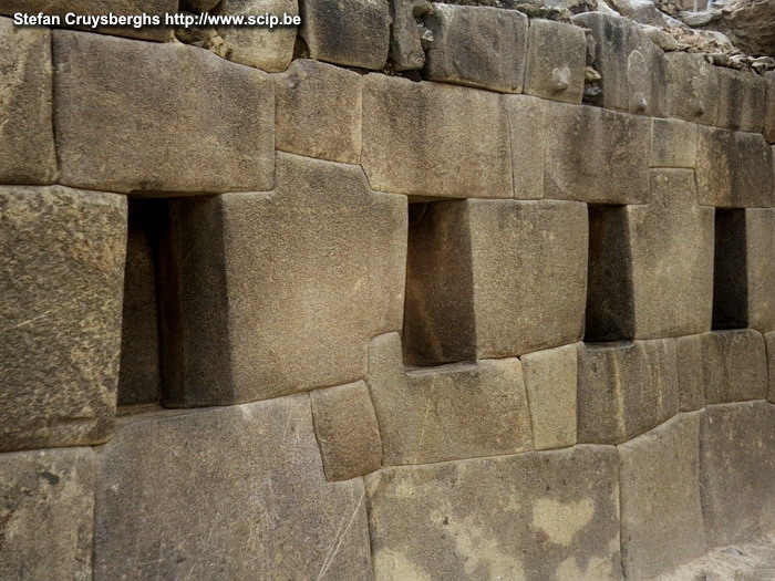 Heilige Vallei - Ollantaytambo Ollantaytambo is een indrukwekkend fort dat de weg naar Machu Picchu bewaakte. Ook daar zie je weer de ingenieuse bouwstijl van de inca's. Stefan Cruysberghs